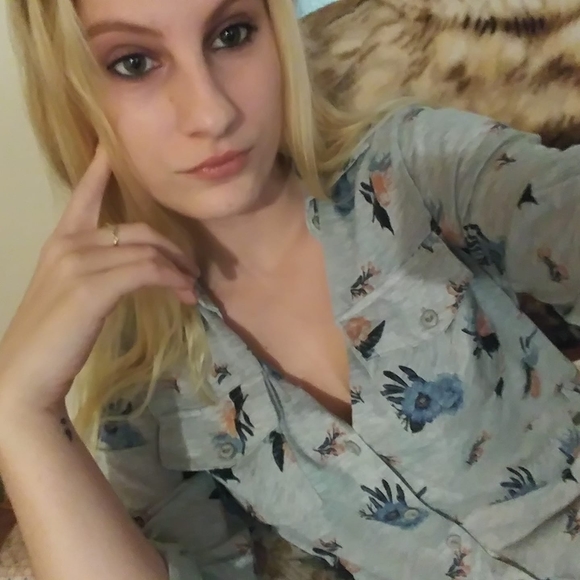 Meet your Posher, Alexis - Picture 1 of 1